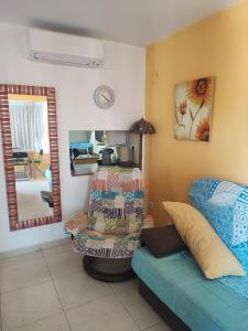 a living room with a couch and a mirror at Torremar 17 vistas al mar Benidorm in Benidorm