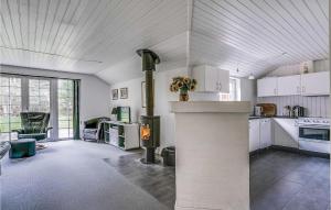 ホにあるStunning Home In Blvand With 4 Bedrooms, Sauna And Wifiの暖炉付きのキッチン