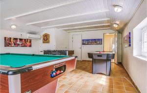 O masă de biliard de la Stunning Home In Blvand With 4 Bedrooms, Sauna And Wifi