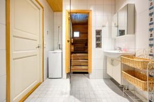 a white bathroom with a sink and a toilet at Lomahuoneisto Kalajoen Hiekat C 6 in Kalajoki +37 photos