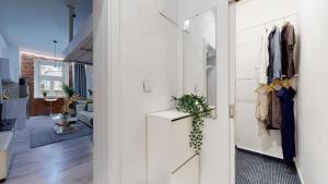 Habitación con paredes blancas y pasillo con puerta blanca. en New Stylish Place for Couple, en Bratislava
