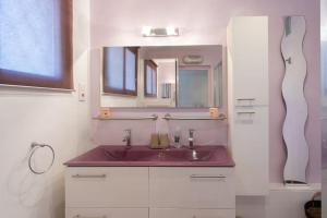 uma casa de banho com um lavatório rosa e um espelho. em C9 2BDR Cannes center AC/Parking easy walk Palais&Sea em Cannes