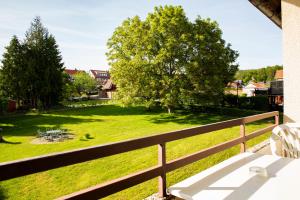 a view of a yard from the balcony of a house at Lampes Posthotel in Grünenplan