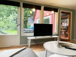 Televiisor ja/või meelelahutuskeskus majutusasutuses Holiday accommodation in Eldsberga near Halmstad