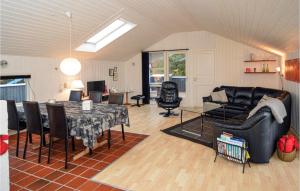ブラーバンドにあるAmazing Home In Blvand With 4 Bedrooms And Wifiのリビングルーム(ソファ、テーブル付)