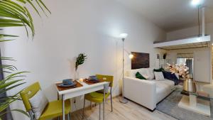 sala de estar con sofá blanco y mesa en New Stylish Place for Couple, en Bratislava