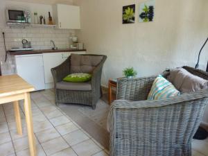 salon z 2 krzesłami i stołem w obiekcie Gorgeous Apartment in Bohon with Garden Furniture and BBQ w mieście Barvaux-sur-Ourthe