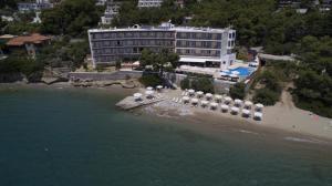 una vista aérea de un hotel y una playa en Golden View, en Poros