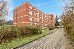 a brick building next to a brick road at Monteursunterkunft mit Balkon in Bergkamen in Bergkamen