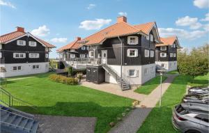 una vista aérea de una casa grande con patio en 3 Bedroom Awesome Apartment In Bogense, en Bogense