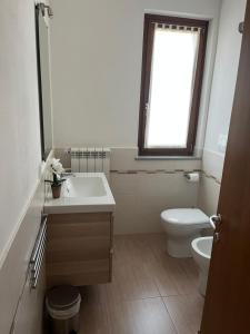モンテ・サン・サヴィーノにあるLa Macineのバスルーム(洗面台、トイレ付)、窓が備わります。