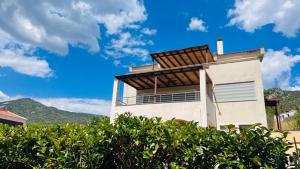 a house with a mountain in the background at Daphne di Palio in Paleo Tsifliki
