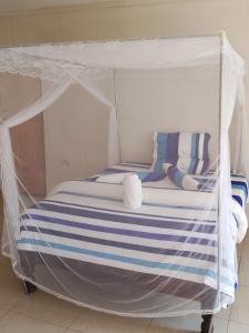 Una cama o camas en una habitación de Threshold Lodge