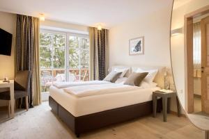 Postel nebo postele na pokoji v ubytování Dolomit Boutique Hotel