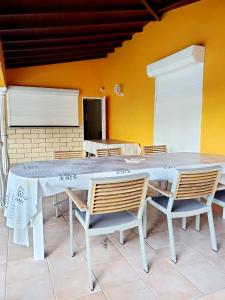una mesa blanca y sillas en una habitación en petit paradis du thermaliste, en Lamentin