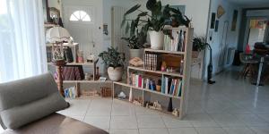 ein Bücherregal mit Büchern im Wohnzimmer in der Unterkunft Villa d exception 3 étoiles in Clermont