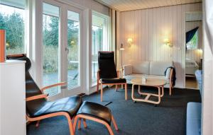 sala de estar con sofá, mesa y sillas en Nice Home In Blvand With Sauna, en Blåvand