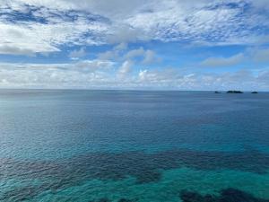 una vista aérea del océano bajo un cielo nublado en Posada Ocean Colors en Providencia