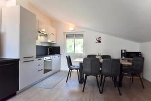 - une cuisine et une salle à manger avec une table et des chaises dans l'établissement Relaxing apartment in Medulin, à Medulin