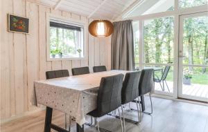 comedor con mesa y sillas en 3 Bedroom Nice Home In Esbjerg V, en Esbjerg