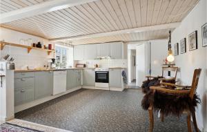 Η κουζίνα ή μικρή κουζίνα στο Cozy Home In Højer With Wifi