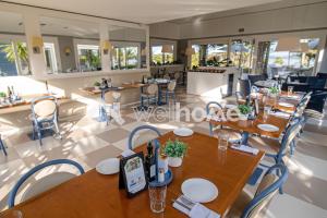Itaí的住宿－Casa com 4 suítes em Riviera de Santa Cristina，餐厅设有木桌、椅子和窗户。