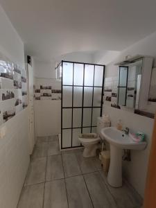 ein Bad mit einem WC und einem Waschbecken in der Unterkunft Αρέθουσα sous sol 60 τμ υπόγειο διαμέρισμα in Chalkida
