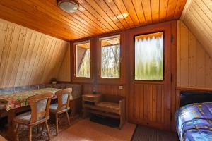 Cette chambre dispose d'une table, d'un lit et de fenêtres. dans l'établissement Finnhütte 9, 