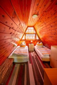 a room with two beds in a wooden cabin at Finnhütte 9 