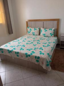 ein Schlafzimmer mit einem Bett mit blauen Blumen darauf in der Unterkunft Appartements ESSALAM 1 in El Aaiún