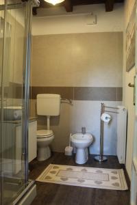 a bathroom with a toilet and a sink at B&B Lory's Dream in Fontanafredda