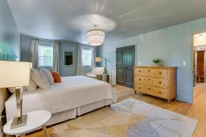 Ένα ή περισσότερα κρεβάτια σε δωμάτιο στο Sweetwater Bluff Home On The Hiawassee with Views!