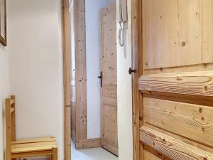a room with a wooden door and a closet at Appartement Val-d'Isère, 2 pièces, 2 personnes - FR-1-518-130 in Val-d'Isère