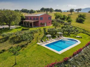 una vista aérea de una casa con piscina en Villa del Cucco, en Fossombrone