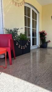 einem roten Stuhl vor einem Gebäude in der Unterkunft Komplette Luxuriöse Villa mit fantastischer Aussicht 1000 qm Garten 10 min nach Saarbrücken in Oeting