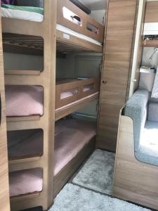 aernessernessernesserness accommodation in an rv with drawers and shelves at Asuntovaunu Hobby in Syöte