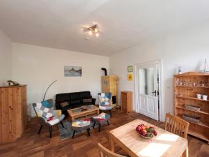 ein Wohnzimmer mit einem Sofa und einem Tisch in der Unterkunft Ferienwohnungen Fiedler in Neuhof