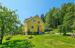 una casa amarilla en un campo de césped verde en 3 Bedroom Stunning Home In Fjllbacka, en Fjällbacka
