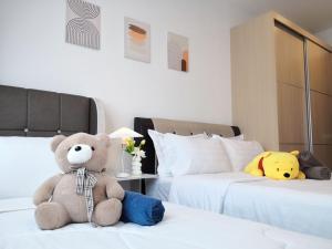 Postel nebo postele na pokoji v ubytování Hanns&FreeWIFI&Washer+Pool@SunshineComfortHMStay3