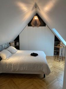 Cama ou camas em um quarto em Proche Paris et Disney, maison avec piscine sauna