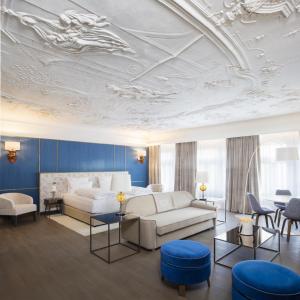sala de estar con techo blanco y muebles en Hotel Stein - Adults Only en Salzburgo
