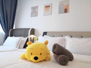 Postel nebo postele na pokoji v ubytování Hanns&FreeWIFI&Washer+Pool@SunshineComfortHMStay3