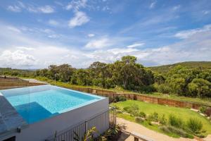 View ng pool sa 'Bridgehampton' A Luxury Beach House Dream o sa malapit