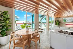 uma cozinha e sala de jantar com mesa e cadeiras em The Urban Resort - A Mediterranean-style Group Haven across Two Homes em Wickham