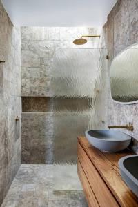 y baño con lavabo y espejo. en The Urban Resort - A Mediterranean-style Group Haven across Two Homes, en Wickham