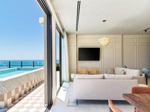 TV a/nebo společenská místnost v ubytování LIV Mackenzie Beach Suites Larnaca ADULTS ONLY