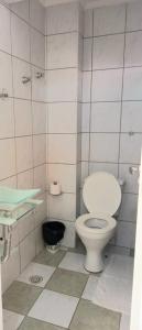 a bathroom with a white toilet and a sink at Suite Independente Arouche Duplo ou Triplo in Sao Paulo
