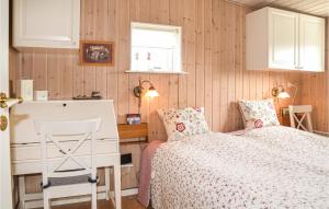 エスビャウにあるStunning Home In Esbjerg V With Kitchenのベッドルーム1室(ベッド1台、デスク、椅子付)