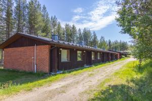 un edificio con un camino de tierra delante de él en Holiday Apartment Usva Studio C 7, en Kemijärvi