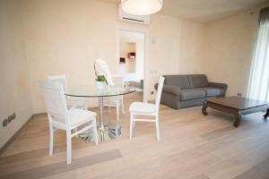 Posedenie v ubytovaní Lazise Boutique Apartment Lago e Relax